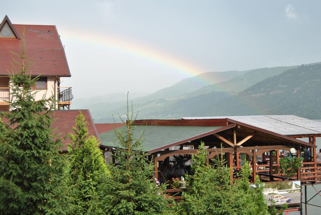 Pension La Ponton Ieşelniţa Exterior foto