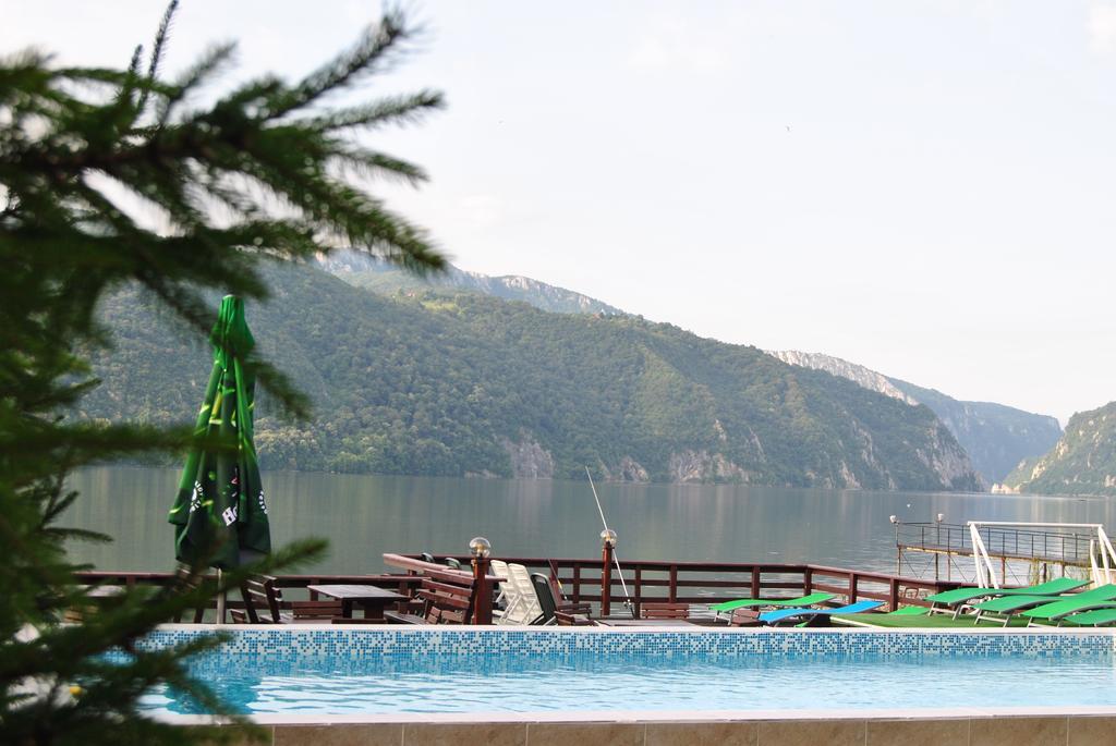 Pension La Ponton Ieşelniţa Exterior foto