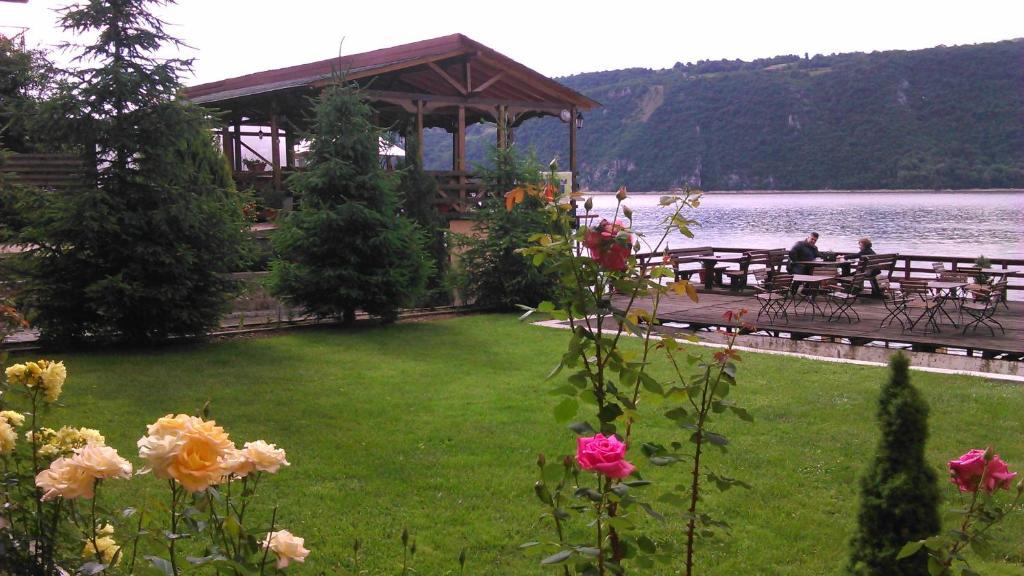 Pension La Ponton Ieşelniţa Exterior foto